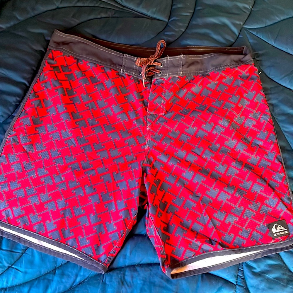 2/$20 QUIKSILVER MEN’s 38 board shorts blue/ red graphic print!